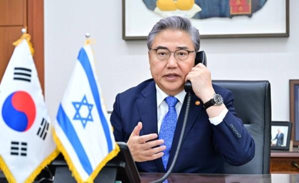 South Korean Foreign Minister Park Jin holds phone talks with his Israeli counterpart, Eli Cohen, in his office in Seoul on April 14, 2023, in this photo provided by the ministry. (PHOTO NOT FOR SALE) (Yonhap)