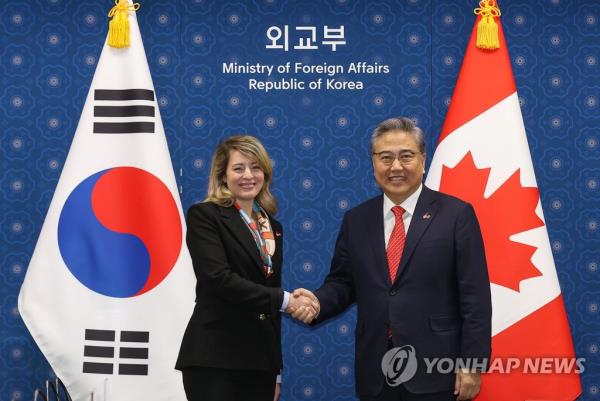 Foreign Minister Park Jin (R) shakes hands with his Canadian counterpart, Melanie Joly, before their talks at the foreign ministry in Seoul on April 15, 2023. (Yonhap)