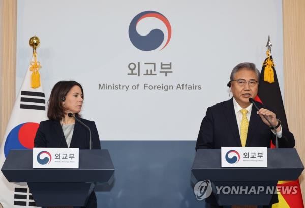 South Korean Foreign Minister Park Jin (R) and his German counterpart, Annalena Baerbock, hold a joint press co<em></em>nference after their strategic dialogue at the foreign ministry in Seoul on April 15, 2023. (Yonhap)