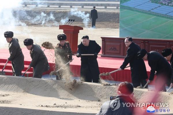 朝鲜领导人庆祝在平壤建造更多新住宅的完成