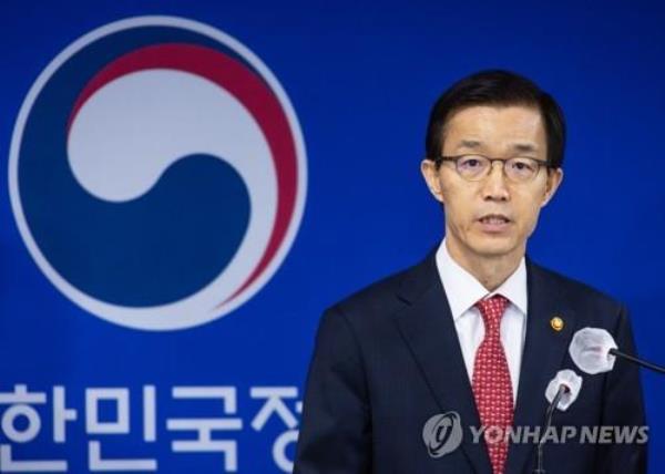 Minister for Government Policy Coordination Bang Moon-kyu talks to reporters in Seoul on April 18, 2023. (Yonhap) 