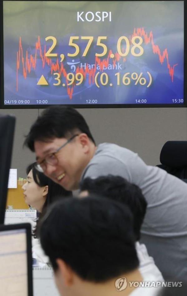 This photo taken April 19, 2023, shows the dealing room of Hana Bank in Myeongdong, central Seoul. (Yonhap)