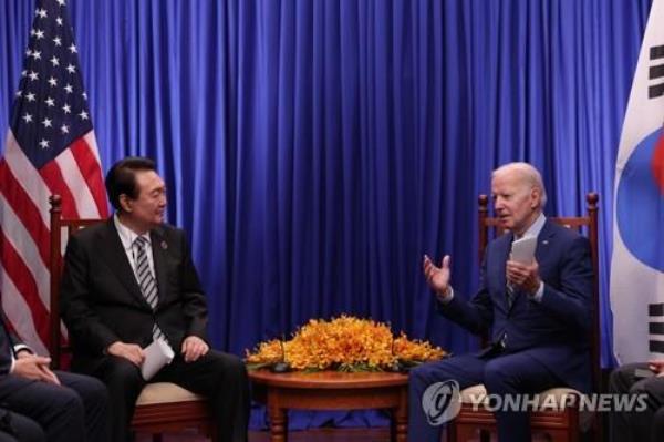 This file photo, taken Nov. 13, 2022, shows South Korean President Yoon Suk Yeol (L) and U.S. President Joe Biden holding a bilateral summit at a hotel in Phnom Penh, Cambodia, on the sidelines of an Association of Southeast Asian Nations summit. (Yonhap)