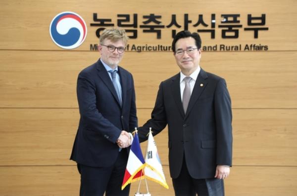 This photo, provided by South Korea's Ministry of Agriculture, Food and Rural Affairs, shows Minister Chung Hwang-keun (R) shaking hands with his French counterpart, Marc Fesneau, ahead of their meeting on ways to boost bilateral cooperation, in the central city of Sejong on April 20, 2023. (PHOTO NOT FOR SALE) (Yonhap)