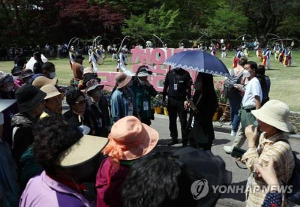 Visitors watch a performance of traditio<em></em>nal Korean music and dance at Cheong Wa Dae, a former presidential office compound in central Seoul on April 21, 2023. (Yonhap)