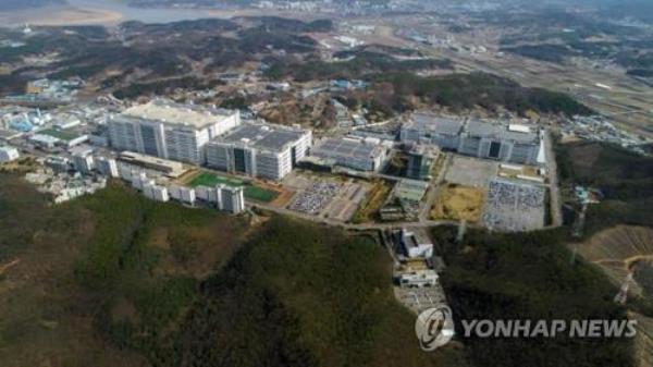 The photo provided by LG Display Co. shows its production facilities in Paju, 37 kilometers northwest of Seoul. (PHOTO NOT FOR SALE) (Yonhap)