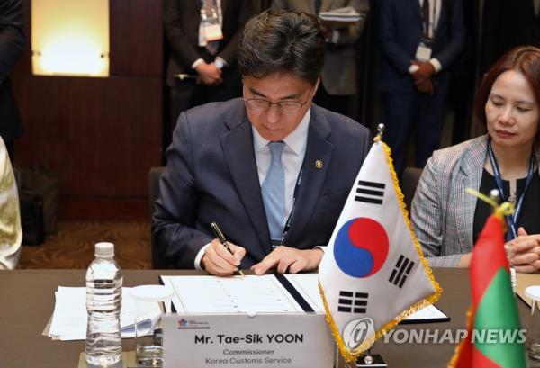 KCS Commissio<em></em>ner Yoon Tae-sik (R) signs the Joint Statement on Customs Cooperation on Narcotics Co<em></em>ntrol in Asia and the Pacific Region during an event held in Seoul on April 27, 2023, in this photo released by the Korea Customs Service. (PHOTO NOT FOR SALE) (Yonhap)