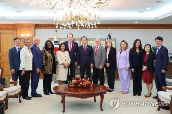 Prime Minister Han Duck-soo (C) poses for a photo with a visiting delegation of the U.S. House of Representatives at the government complex in Seoul on May 1, 2023, in this photo provided by Han's office. (PHOTO NOT FOR SALE) (Yonhap)