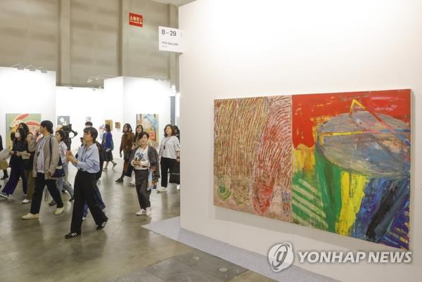 Art Busan, South Korea's second-largest art fair, opens a preview session at the Busan Exhibition & Co<em></em>nvention Center in the southeastern port city of Busan on May 4, 2023. (Yonhap)