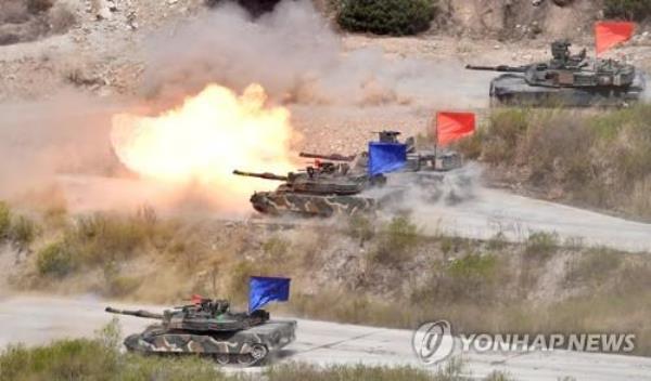 This file photo, taken April 26, 2017, shows South Korean and U.S. tanks taking part in a live-fire exercise at Seungjin Fire Training Field in Pocheon, 52 kilometers northeast of Seoul. (Yonhap)