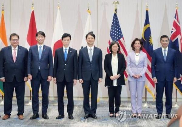 This file photo, provided by South Korea's trade ministry, shows Trade Minister Ahn Duk-geun (C) and other representatives posing for a group photo at the Indo-Pacific Eco<em></em>nomic f<em></em>ramework talks in Los Angeles on Sept. 8, 2022. (PHOTO NOT FOR SALE) (Yonhap)