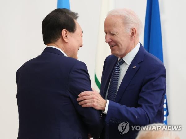 South Korean President Yoon Suk Yeol (L) greets his U.S. counterpart, Joe Biden, at an expanded session of the Group of Seven summit held at the Grand Prince Hotel in Hiroshima, Japan, in this May 20, 2023, file photo. (Yonhap)