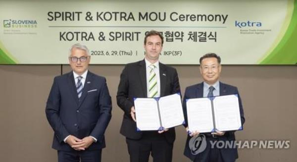 This photo, provided by the Korea Trade-Investment Promotion Agency (KOTRA), shows the ceremony to sign a memorandum of understanding between KOTRA and Slovenia's SPIRIT Slovenia Business Development Agency in Seoul on June 29, 2023. (PHOTO NOT FOR SALE) (Yonhap)