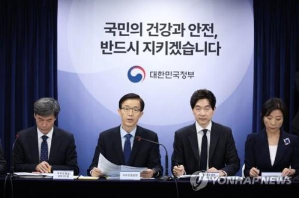 Government Policy Coordination Minister Bang Moon-kyu (2nd from L) speaks during a daily briefing on the Fukushima issue at the government complex in Seoul on July 7, 2023. (Yonhap) 