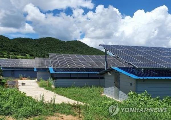 This undated image, provided by the Office for Government Policy Coordination, shows solar energy panels. The image is not related to the article. (PHOTO NOT FOR SALE) (Yonhap) 