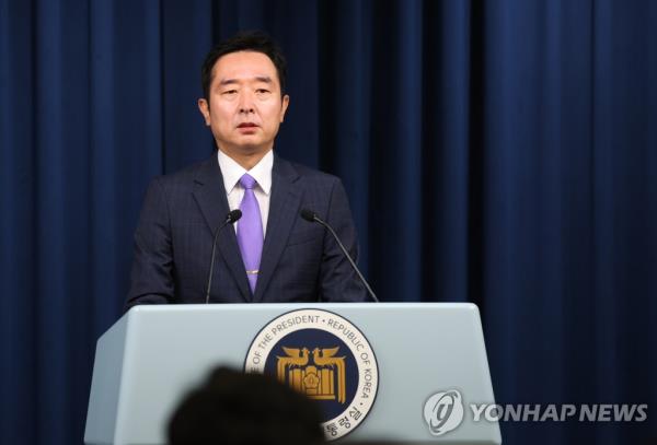 Presidential spokesperson Lee Do-woon gives a press briefing at the presidential office in Seoul on June 26, 2023. (Yonhap)