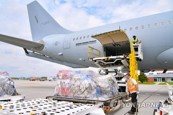 This file photo, provided by the Air Force on July 5, 2023, shows the armed service's KC-330 transport aircraft unloading emergency aid supplies at an airport in Canada to support the country's efforts to fight wildfires. (PHOTO NOT FOR SALE) (Yonhap)