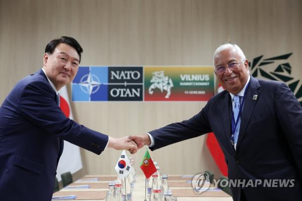 South Korean President Yoon Suk Yeol (L) shakes hands with Portuguese Prime Minister Anto<em></em>nio Costa during their meeting on the sidelines of the North Atlantic Treaty Organization summit in Vilnius, Lithuania, on July 11, 2023. (Pool photo) (Yonhap)