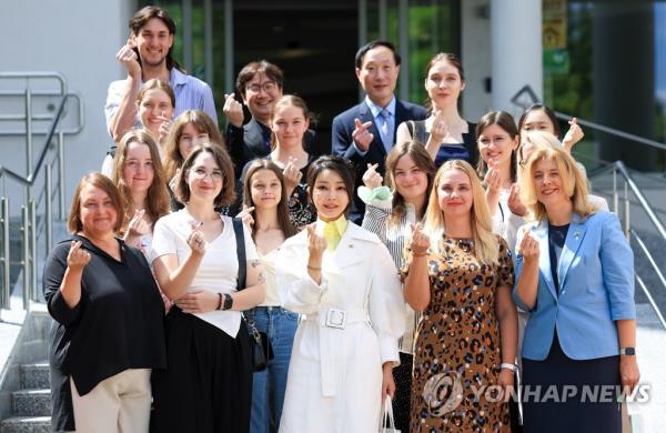 第一夫人访问立陶宛韩国语学院