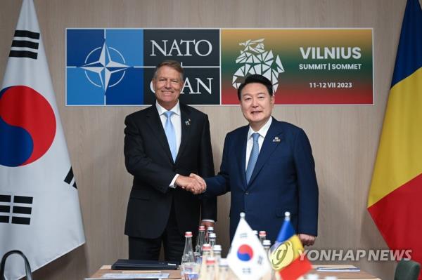 South Korean President Yoon Suk Yeol (R) holds a summit with Romanian President Klaus Werner Iohannis on the sidelines of a summit of the North Atlantic Treaty Organization in Vilnius on July 11, 2023. (Pool photo) (Yonhap)