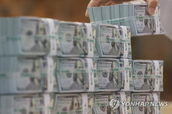 US$100 banknotes are stacked at the headquarters of Hana Bank in Seoul on July 5, 2023. (Yonhap)