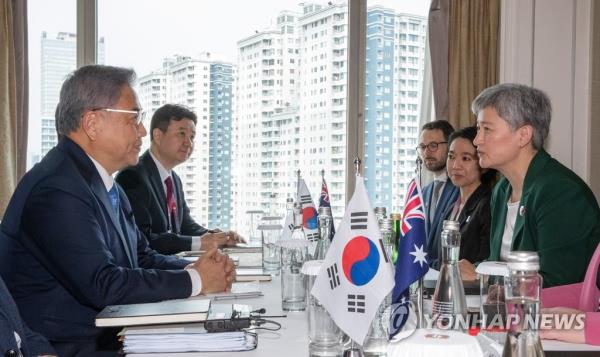 South Korean Foreign Minister Park Jin (far L) and his Australian counterpart, Penny Wong (far R), hold talks in Jakarta on July 13, 2023. (Pool photo) (Yonhap)