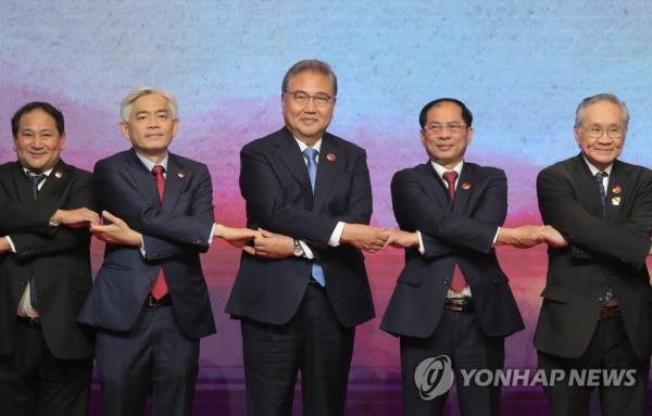 South Korean Foreign Minister Park Jin (C) poses for photos ahead his talks with top diplomats from members of the Association of Southeast Asian Nations in Jakarta on July 13, 2023. (Pool photo) (Yonhap)