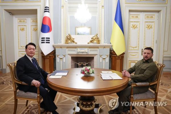 South Korean President Yoon Suk Yeol (L) holds talks with Ukrainian President Volodymyr Zelenskyy at the presidential palace in Kyiv on July 15, 2023, in this photo provided by South Korea's presidential office. (PHOTO NOT FOR SALE) (Yonhap)