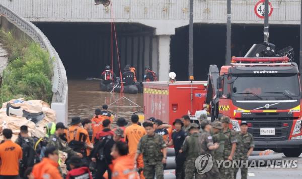 大雨造成49人死亡或失踪，地下道路又发现4具尸体