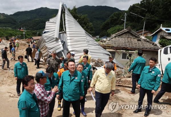 (3)尹长官指示:“包括指定受灾地区在内，要全力以赴应对暴雨的后续影响