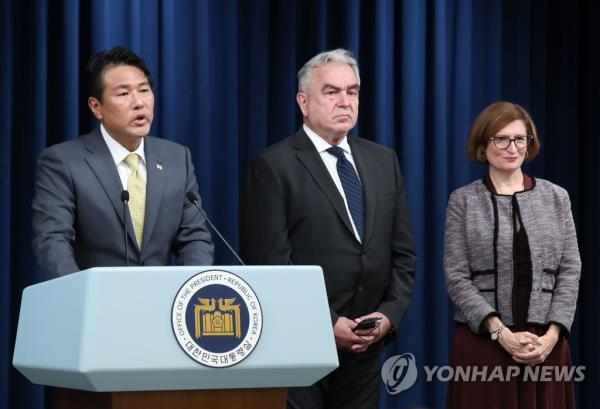 South Korea's Principal Deputy Natio<em></em>nal Security Adviser Kim Tae-hyo (L) speaks during a joint news co<em></em>nference on the outcomes of the inaugural session of the Nuclear Co<em></em>nsultative Group between South Korea and the United States at the presidential office in Seoul on July 18, 2023. White House Indo-Pacific coordinator Kurt Campbell (2nd from L) and U.S. Assistant Secretary of Defense for Acquisition Cara Abercrombie were also on hand. (Yonhap)