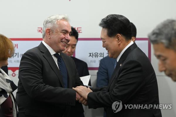 President Yoon Suk Yeol (R) and U.S. Natio<em></em>nal Security Council Coordinator for Indo-Pacific Affairs Kurt Campbell shake hands during the inaugural session of the Nuclear Co<em></em>nsultative Group at the presidential office in Seoul on July 18, 2023, in this photo provided by the office. (PHOTO NOT FOR SALE) (Yonhap)