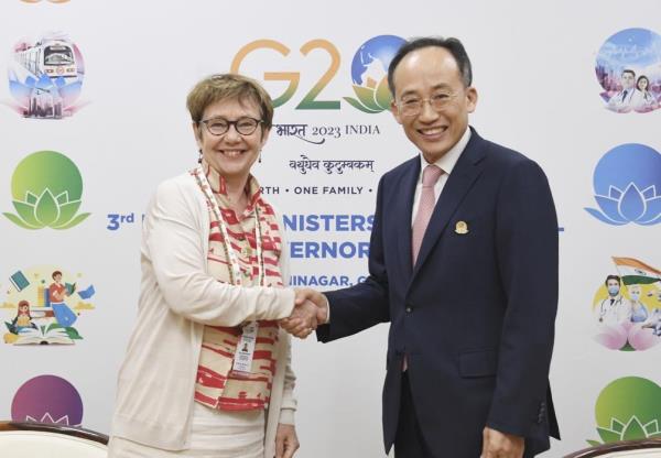 South Korean Finance Minister Choo Kyung-ho (R) shakes hands with European Bank for Reco<em></em>nstruction and Development President Odile Renaud-Basso on the margins of the G20 Finance Ministers and Central Bank Governors Meeting in Gandhinagar, western India, on July 17, 2023, in this photo provided by the Ministry of Eco<em></em>nomy and Finance. (PHOTO NOT FOR SALE) (Yonhap)