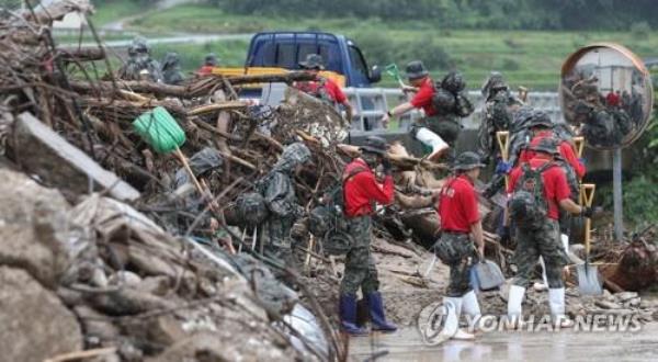 海警在搜寻大雨受害者时失踪