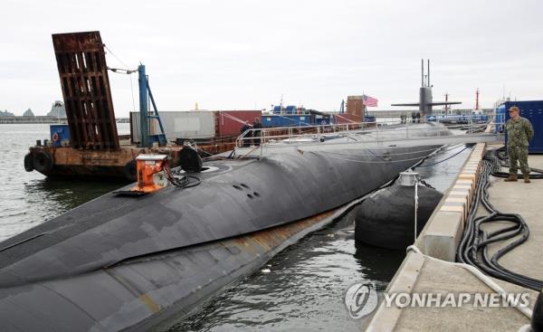 The USS Kentucky, a nuclear-powered ballistic missile submarine, docks at the South Korean naval operations ba<em></em>se in Busan, 320 kilometers southeast of Seoul, on July 19, 2023. President Yoon Suk Yeol inspected the submarine the same day. (Pool photo) (Yonhap)