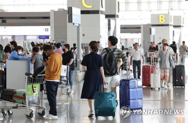 This undated file photo shows outbound passengers at a local airport in South Korea amid sharply eased COVID-19 restrictions. (Yonhap) 