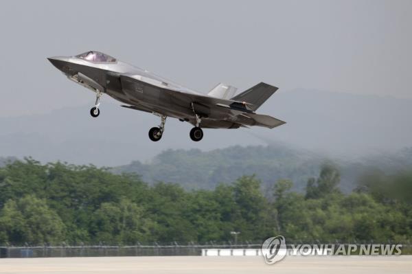 This file photo, provided by the Air Force on May 16, 2023, shows a F-35A fighter jet taking off from an air ba<em></em>se in Cheongju, 112 kilometers south of Seoul. (PHOTO NOT FOR SALE) (Yonhap)