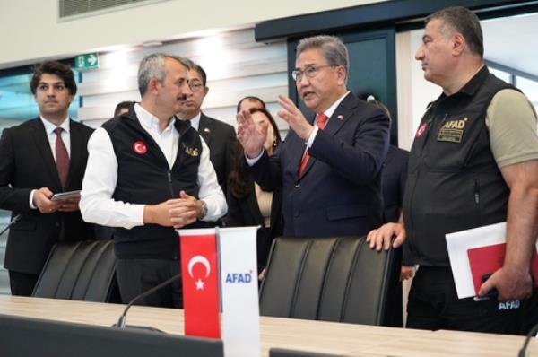 This photo, provided by South Korea's foreign ministry, shows South Korean Foreign Minister Park Jin (2nd from R) visiting Turkey's Disaster And Emergency Management Presidency. (PHOTO NOT FOR SALE) (Yonhap)