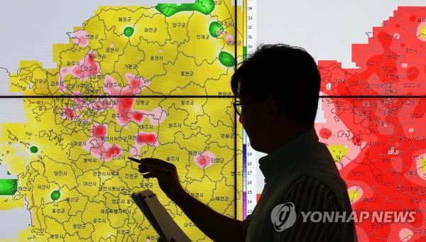 A screen at the weather agency's branch in Suwon on July 30, 2023, shows a heat wave warning issued for most parts of South Korea. (Yonhap)