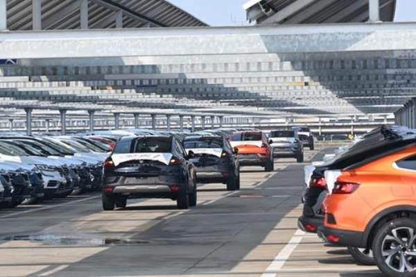 This file photo provided by Renault Korea Motors shows XM3 SUVs lined up for export at the carmaker's sole plant in Busan, 320 kilometers southeast of Seoul. (PHOTO NOT FOR SALE) (Yonhap)