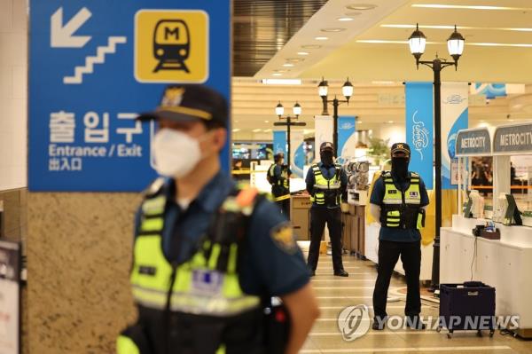 Police perso<em></em>nnel stand guard at a department store in Bundang, south of Seoul on Aug. 3, 2023, after a stabbing rampage left 14 people wounded. (Yonhap)