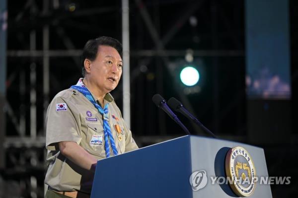 A special police squad and a police tank patrol Jeju Internatio<em></em>nal Airport on Aug. 6, 2023. (Yonhap) 