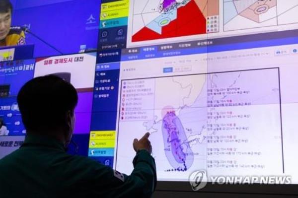 An official mo<em></em>nitors the path of Typhoon Khanun on Aug. 9, 2023. (Yonhap)