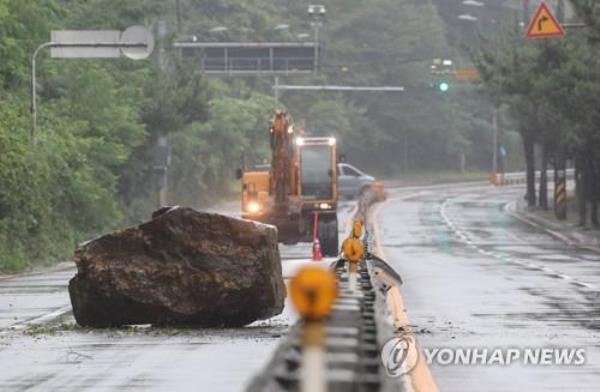 台风“哈农”在韩国东南海岸登陆