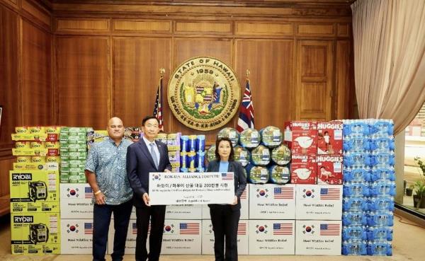 South Korean co<em></em>nsul general in Ho<em></em>nolulu Lee Seo-young (C) poses for a photo with Hawaii's Lieutenant Governor Sylvia Luke (R) at a ceremony on Aug. 16, 2023, to deliver relief supplies to Hawaii to help the U.S. state cope with the recent outbreak of wildfires, in this photo provided by Seoul's foreign ministry the following day. (PHOTO NOT FOR SALE) (Yonhap)