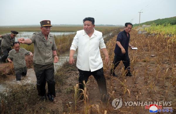 朝鲜劳动党委员长金正恩在视察灾区时斥责总理“不负责任”的态度