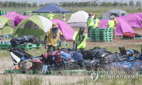 Participants of the 2023 World Scout Jamboree withdraw their tents from the campsite in Buan County, 204 kilometers south of Seoul, in this file photo taken Aug. 8, 2023. (Yonhap)