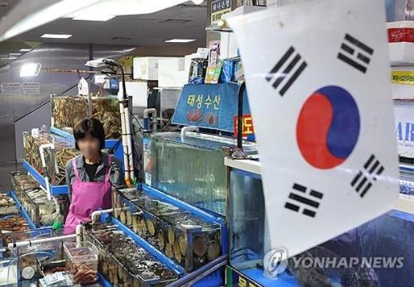 A South Korean natio<em></em>nal flag is hoisted at a fish shop in Seoul's Noryangjin market on Aug. 24, 2023, amid co<em></em>ncerns over the safety of seafood following Japan's release of co<em></em>ntaminated water from its crippled Fukushima nuclear power plant. (Yonhap)