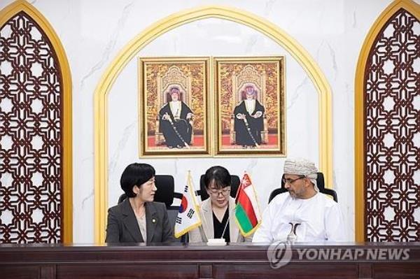 South Korean Enviro<em></em>nment Minister Han Wha-jin (L) meets with Oman's Minister of Agriculture, Fisheries, and Water Resources Saud Hamoud Al Habsi in Muscat on Aug. 27, 2023, in this photo provided by her ministry. (PHOTO NOT FOR SALE) (Yonhap)