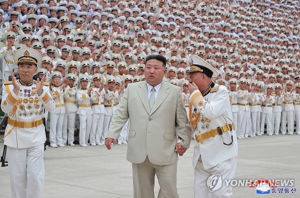 朝鲜金正恩访问海军司令部，呼吁加强海军力量